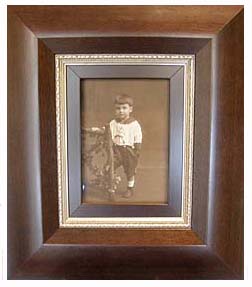 A custom picture frame can preserve your ancestors in style
